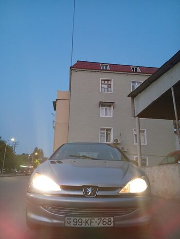 Peugeot: Peugeot 206 – gümüş rəngli, 4 qapılı hetçbek. Xarici: - Kompakt və — 6