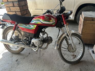 мото ямаха: Мотоцикл Honda CD70 с красным бензобаком и черным сиденьем. Модель