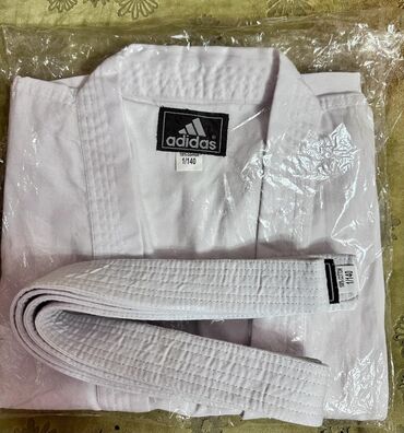 футболки белые: Продаю 2 новых кимоно. Рост: 130-140 см Можно забрать в 6мкр. Цена