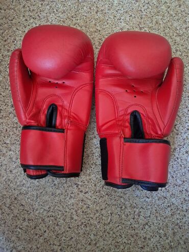 Спортивные настилы и коврики: Everlast brendinin qırmızı rəngli peşəkar təlim boks əlcəkləri. Bu