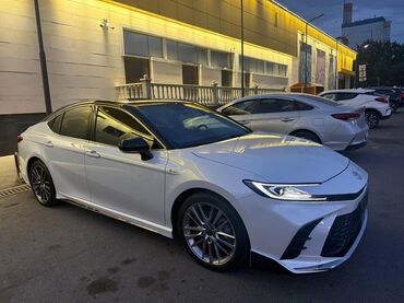 продаю тайота альфард: Белый седан Toyota Camry с затемненной крышей и черными зеркалами
