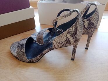 Другая женская обувь: Продается новая обувь. Размер 38. Босоножки 2600с. Слипоны (оригинал — 6