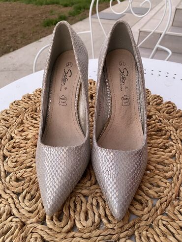 zara novcanici zenski: Pumps, 37.5