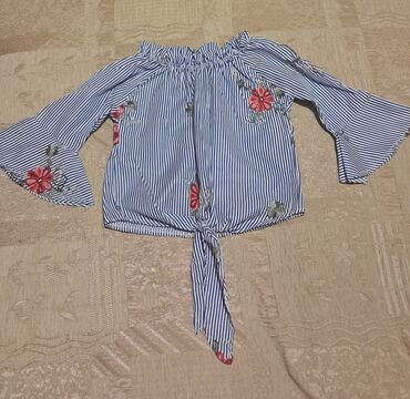 Другая женская одежда: - Dizayn: Mavi-ağ incə zolaqlı, çiyinləri açıq (off-shoulder)