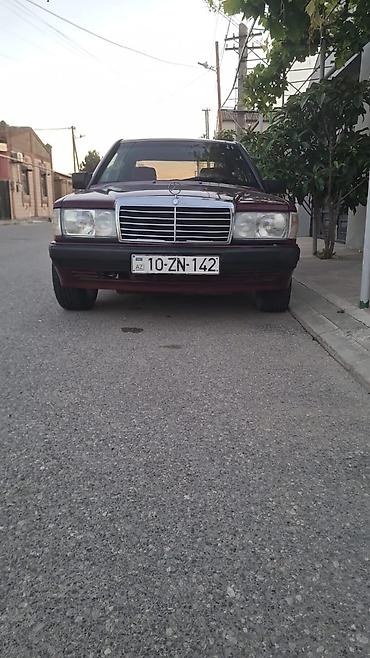 190 pribor: Mercedes-Benz 190 (W201) sedan, tünd bordo rəngdə. Xüsusiyyətlər: - — 6