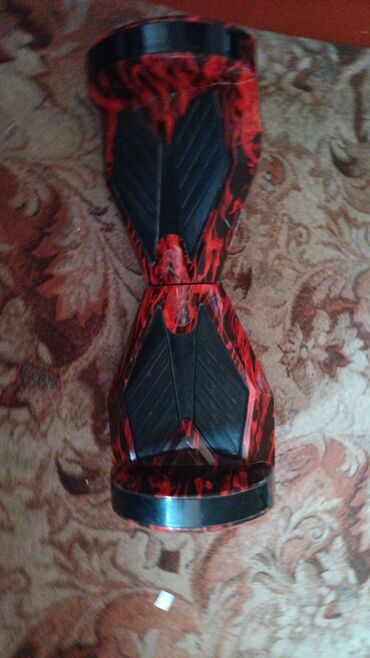 Маски, очки: Qırmızı və qara rənglərdə olan hoverboard. Üzərində ayaqları