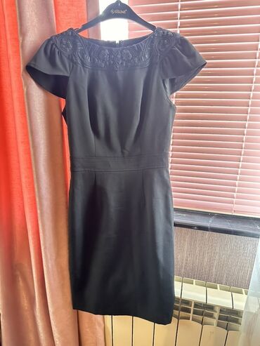 Women's Pants: Qara rəngli zərif don - Klassik, dizə qədər uzunluq - Qısa qollu