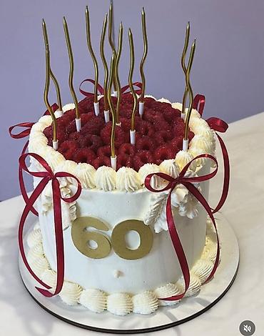 Кондитерские изделия, сладости: Именные торты на день рождения с декоративными топперами - Оформление — 15