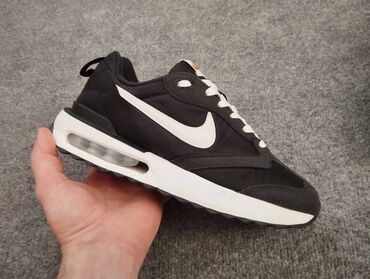 Ayaqqabılar: Orginal Nike ela veziiyyetdedir.hec bir defekti cirigi somuyu