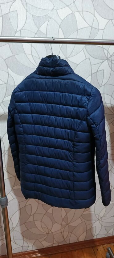 kişi üçün ağ qış gödəkçələr: Yüngül pufferkurtka – tünd göy rəngdə, quilted (üfüqi tikişli) dizayn