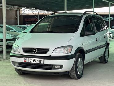 Opel: Opel Zafira – это компактный минивэн белого цвета. Автомобиль оснащен
