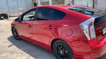 авто в рассрочку электромобиль: Красный хэтчбек Toyota Prius. Экономичный и надежный автомобиль с