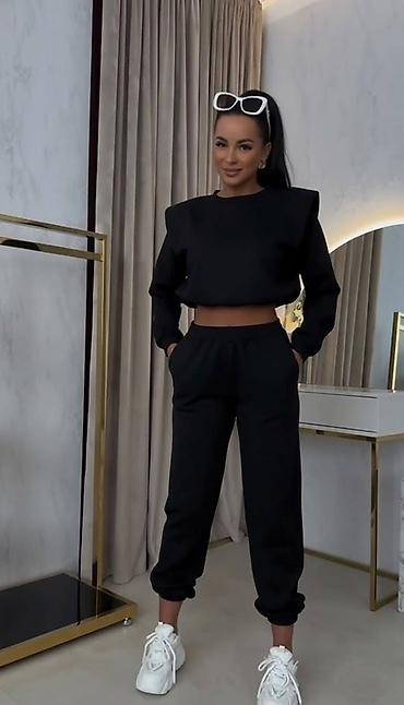 Gornji i donji deo: ✅komplet trenerke – duks + donji deo
✅3500 din — 9