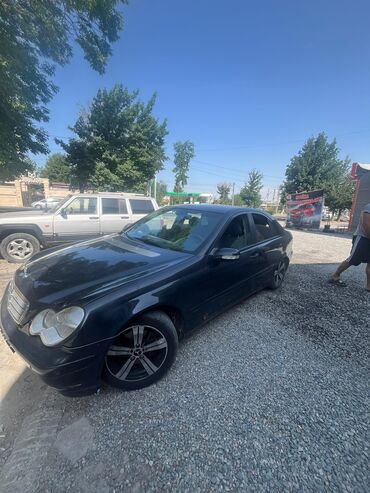 Автомобиль Mercedes-Benz C-класса в кузове седан. Цвет кузова