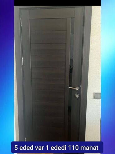 Furnitura və aksessuarlar: Tünd rəngli, müasir dizaynlı, üfüqi panellərə malik taxta daxili qapı