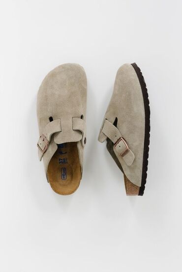 летние обувь: Сабо Birkenstock Boston из замши бежевого цвета. Эта модель отличается