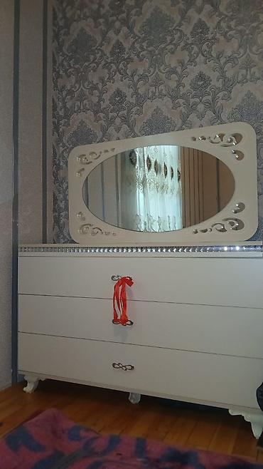 Ev üçün digər mebel: Ağ rəngdə, klassik üslubda yataq dəsti. Dəstə böyük sürgülü qarderob — 3