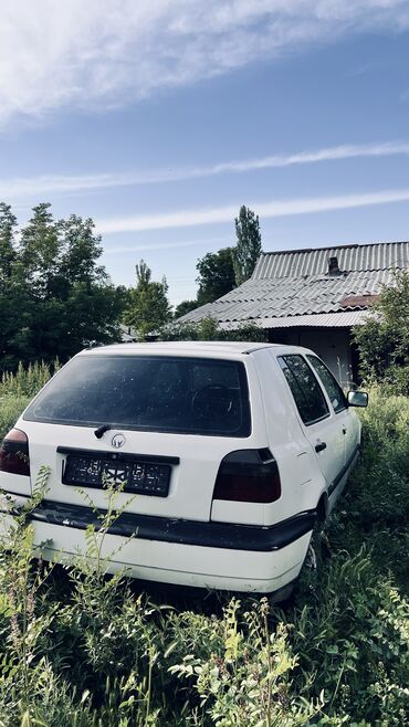 крыло гольф венто: Интерьер автомобиля, предположительно Volkswagen Golf третьего