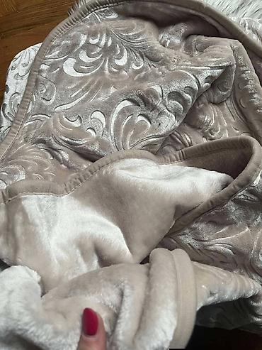 Ostali nameštaj: Singl i bracna ćebad Dimenzije-160*220 Cena-3.400 din — 12