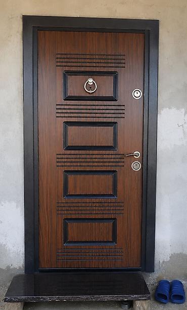 Dəmir giriş qapısı – taxta naxışlı panel - Material: Polad