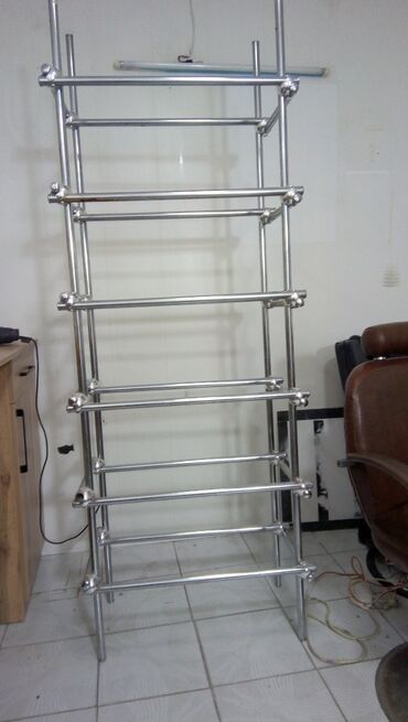 вешалка для одежды из дерева: Paslanmayan poladdan vitrinin/raf sistemi - Material: parlaq xromlu