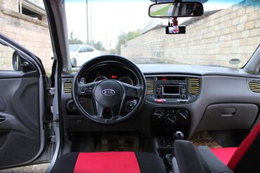 Kia: Kia Rio hatchback – gümüşü rəngdə, 5 qapılı şəhər avtomobili. Xarici — 7