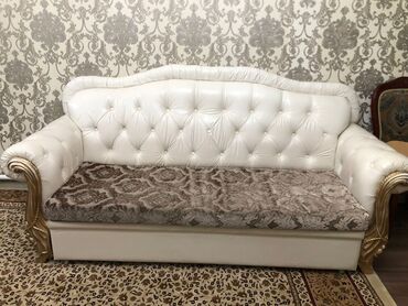 продам кожаный диван бу: Прямой диван, цвет - Белый, Б/у