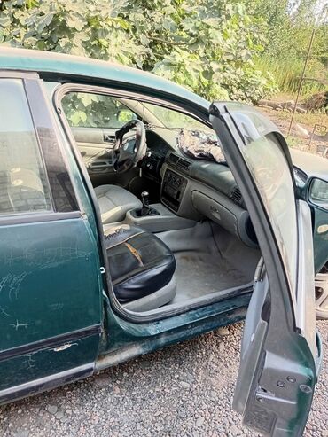 бампер гольф 3: Volkswagen Passat: 1.6 l | 1998 il Sedan
