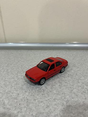 nerf satisi: Kolleksiya üçün die-cast miniatür sedan model avtomobil - Rəng — 1