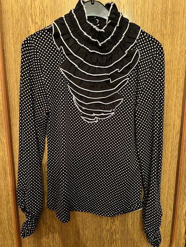 Futbolka və maykalar: Pencək və koftalar 36 (S) razmer. Təzə kimidir, Hər biri 5 azn. Ünvan — 5