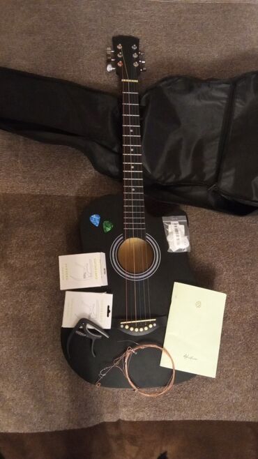 Pianolar: Akkustik gitara dəsti – kəsikli korpuslu (cutaway) model, mat qara