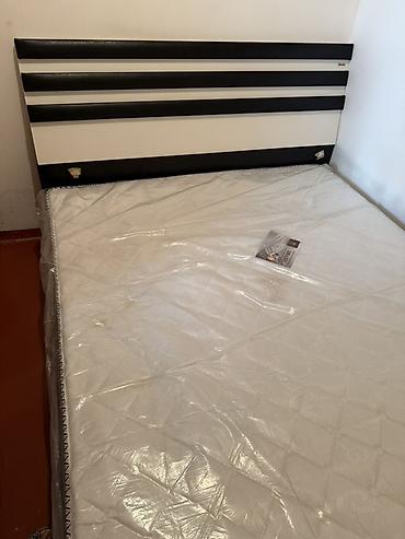 İki nəfərlik yataq və döşək dəsti. - Ölçü: təxmini 160x200 sm