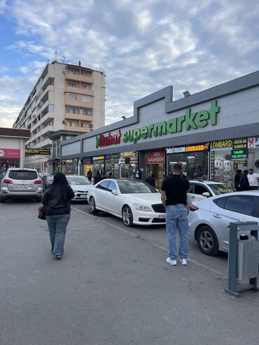 аренда дома: Neftçilər metrosunun çıxışında qızıl vitrini gümüş vitrini Proqramist