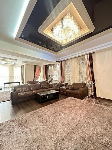 Долгосрочная аренда домов: 370 м², 6 комнат, Балкон застеклен, Забор, огорожен, Парковка — 1