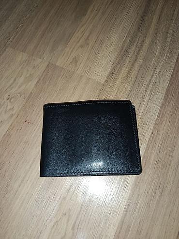 Kişi pulqabısı – klassik qara rəng - Material: cilalı səthli