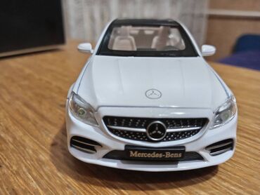 Igračke: Nov metalni model automobila Mercedes C-klasa. Pale mu se prednja i — 14