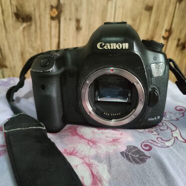 зеркально профессиональный фотоаппарат: Зеркальный фотоаппарат Canon EOS 5D Mark III. Эта модель отличается