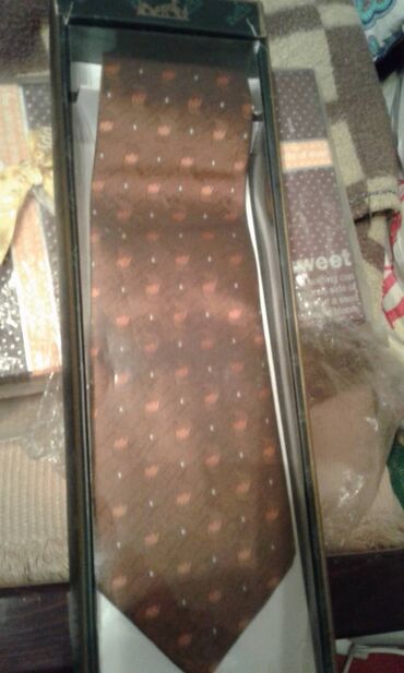 Qalstuklar: Təzə qutuda olan və istifadə edilmiş qalstuklar satılır. Təzəsi 6 — 2