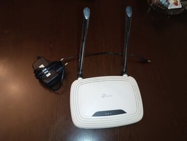 Modemlər və şəbəkə avadanlıqları: Wifi router satilir. az islenib. unvan xirdalan. 20 yanvara getire