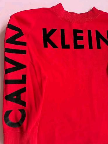 kos: Calvin Klein Jeans crveni duks sa natpisima - Model: crewneck duks sa — 4