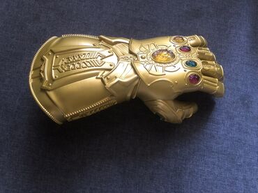 Digər kolleksiyalar: Thanos-un Sonsuzluq Əlcəyinin qızılı rəngli, detallı replikası. Əlcək