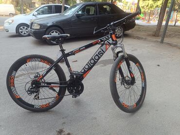 yaris velosiped satilir: İşlənmiş Trek velosipedi Adidas, 26", sürətlərin sayı: 10, Ünvandan götürmə