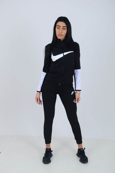 Gornji i donji deo: Cena 2,900
Mokra likra S, M, L, XL
8 boja — 15