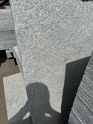 Фасадные гранитные плитки: Гранит оптом и в розницу большой выбор серый черный коричневый — 12