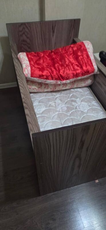 matras uşaq ucun: Oğlan və qız üçün, İşlənmiş, Dördbucaq, Beşik, Matras ilə