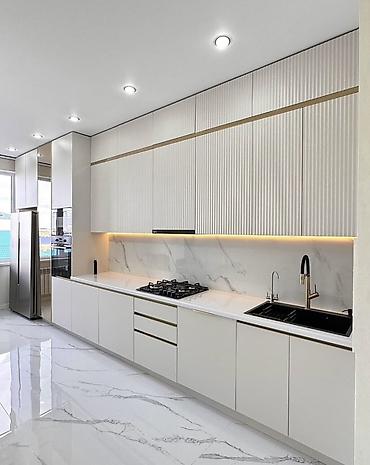 santexnik utusu: Minimalist üslubda zövqlü mətbəx mebeli dəsti - Ağ-mat fasadlar — 1
