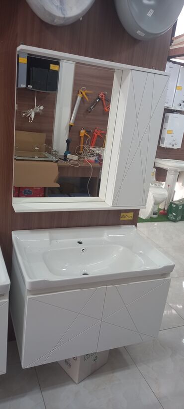 hamam ucun dolab: Ağ rəngli hamam mebeli dəsti: - Üst güzgü paneli: sağ tərəfdə şkaflı