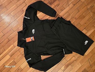 bordo kacket: The North Face komplet trenerke muski gornji i donji deo. - Boja crna — 1