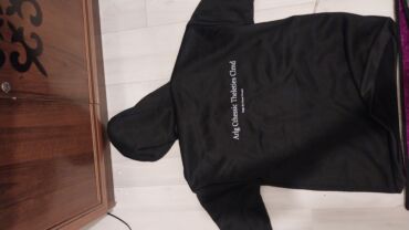 серая толстовка: Худи, 2XL. Заказывал в интернете. Ни разу не носил, размер не подошёл