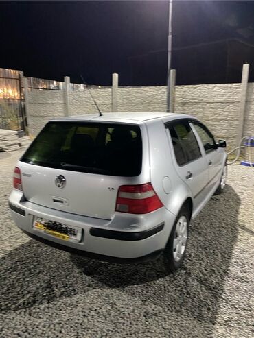 Volkswagen: Представлен хэтчбек Volkswagen Golf, отличающийся серебристым цветом — 5